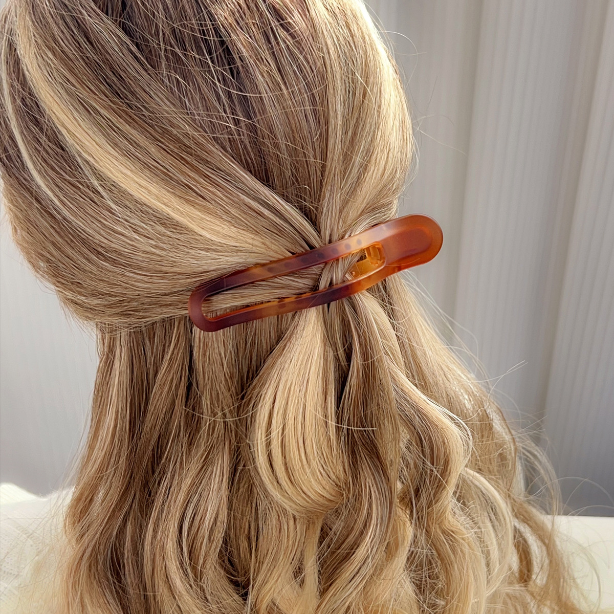 The gradient matte duckbill hairpin from Dongdaemun, South Korea, features a simple yet sophisticated hairpin top clip and a hair accessory for the back of the head details Picture
