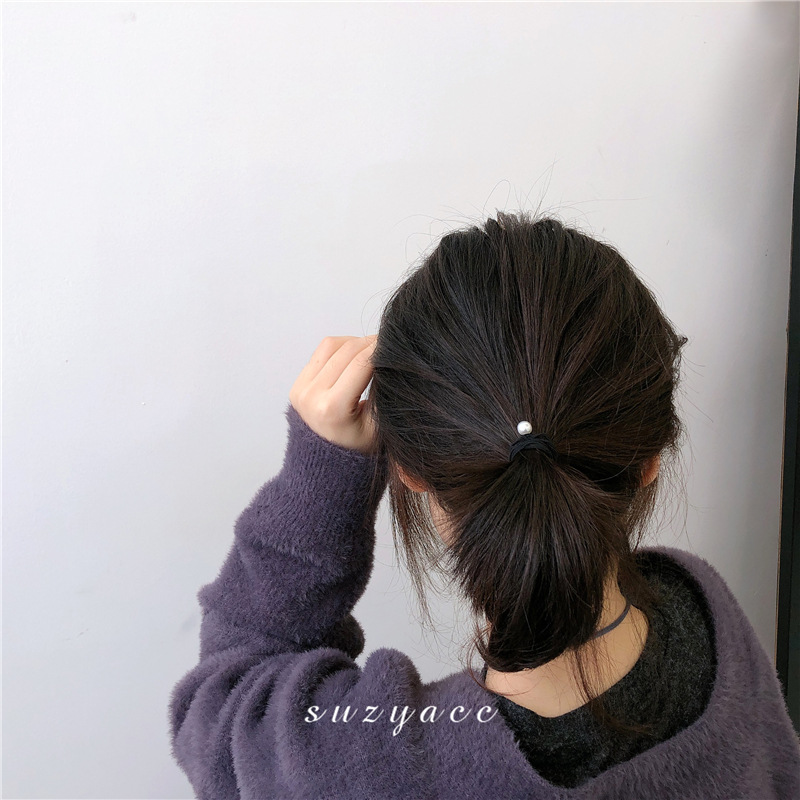 The simple and elegant pearl hair tie from Dongdaemun, South Korea, is a basic black leather band hair tie accessory that is versatile for women Application Scenario