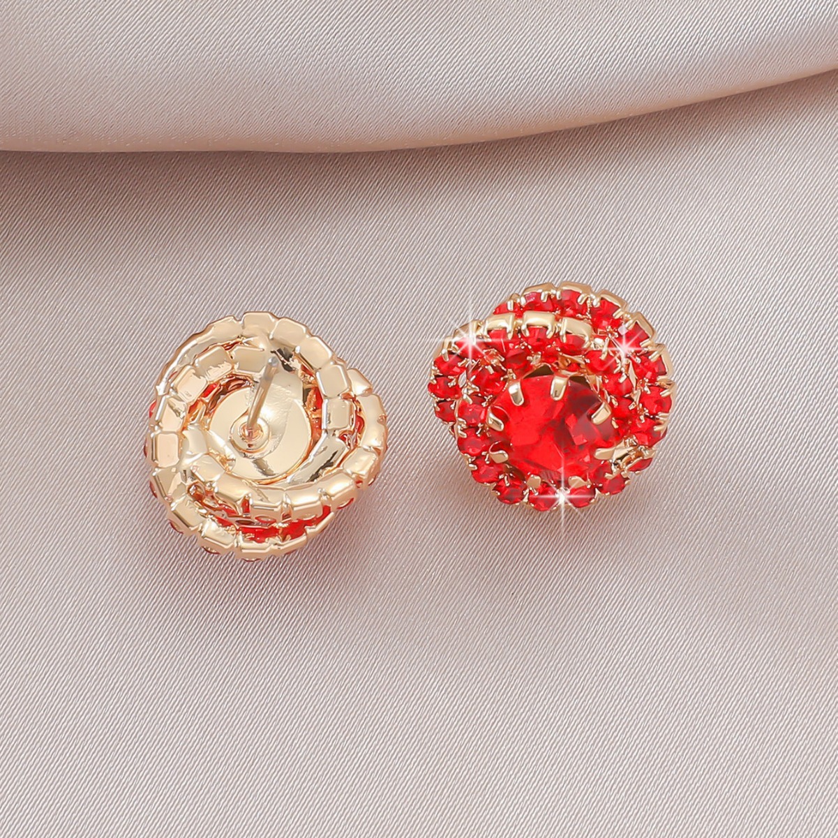 European and American cross-border earrings with a high-end feel. The delicate and small earrings are surrounded by zircon and welded copper claw chains and rhinocones Application Scenario