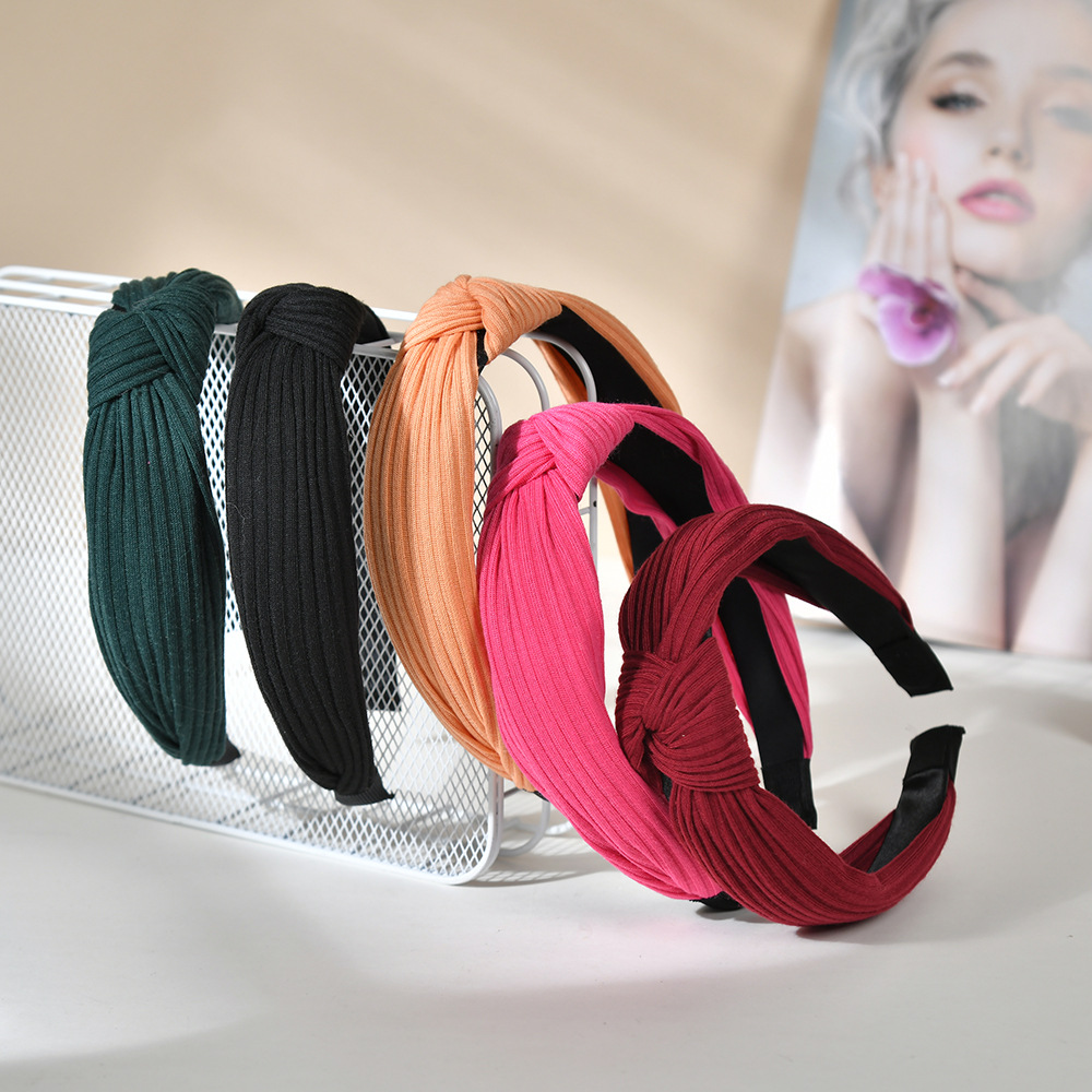 A new Korean knitted hairband in solid color, wide-edge cross, face-washing knitted headband, and a versatile hair accessory for going out to press hair