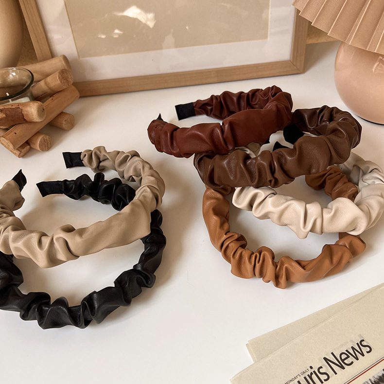 Retro leather pleated headband ~ Height-increasing PU leather Korean autumn and winter new headband, fashionable and simple, for women to slim their hair Application Scenario
