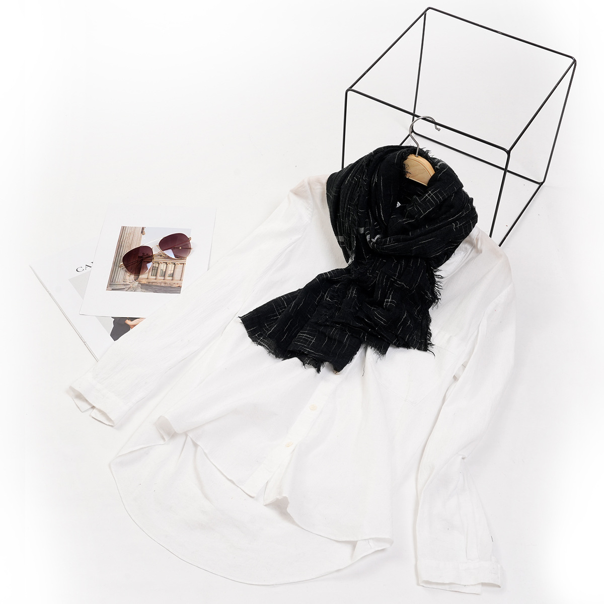 One-piece delivery of European and American fashion trend black and white striped outer shawl simple and elegant men's scarf in stock Application Scenario