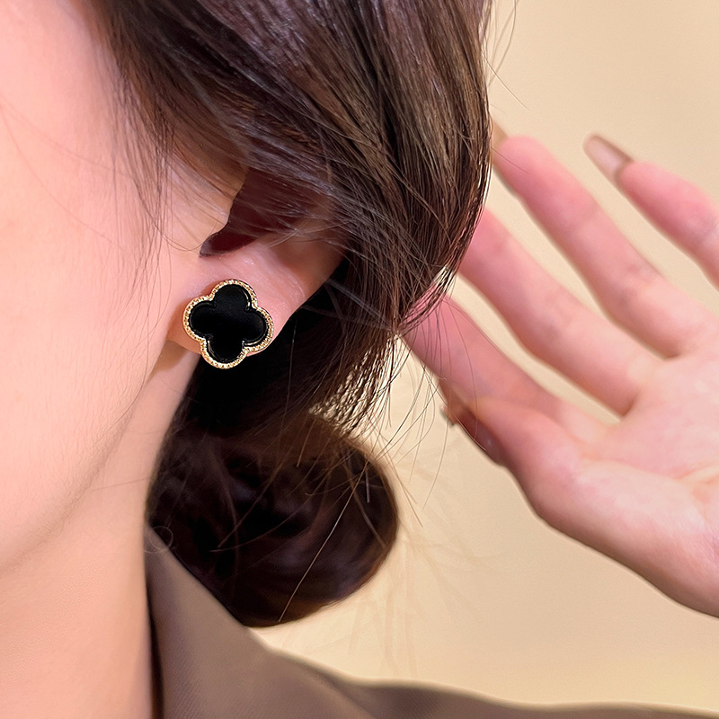 Four-leaf clover chanese-style ear studs for women, simple and light luxury earrings, high-end office style, unique and versatile ear clips Application Scenario
