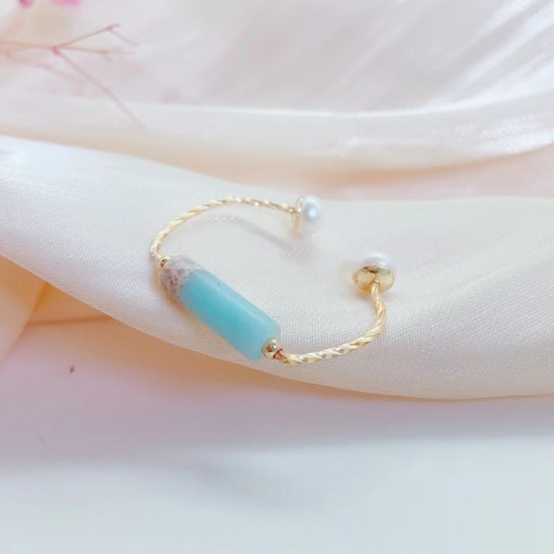 The Ice Blue Love Pearl ring features a simple and elegant style. It is a natural freshwater pearl product that has become a popular online hit and is trendy and individualistic details Picture