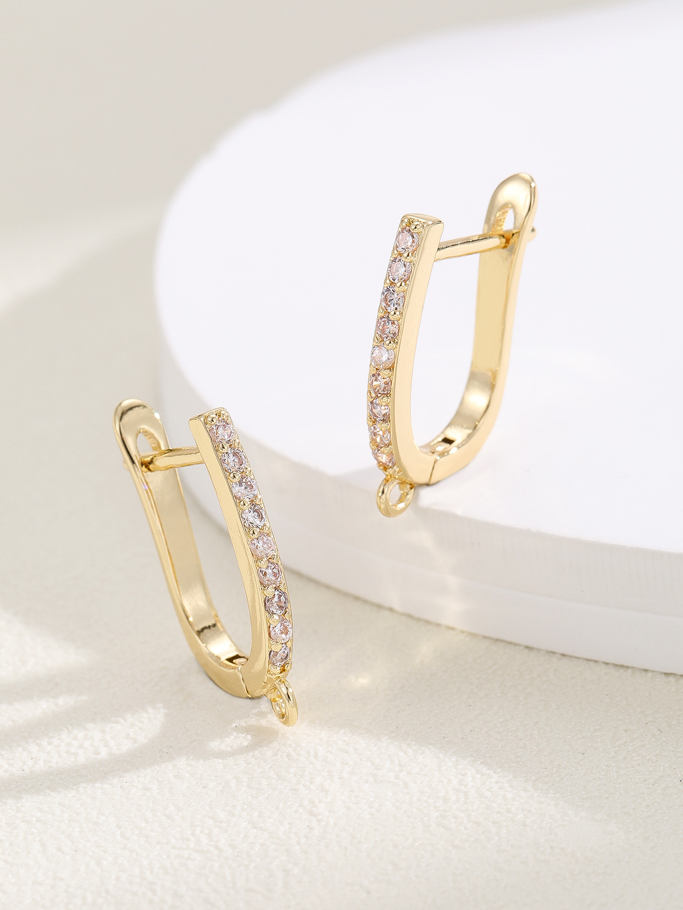 Personalized and fashionable Korean-style accessories, high-end new earrings, three-dimensional U-shaped ear buckles, micro-inlaid zircon anti-fading earrings for women Application Scenario