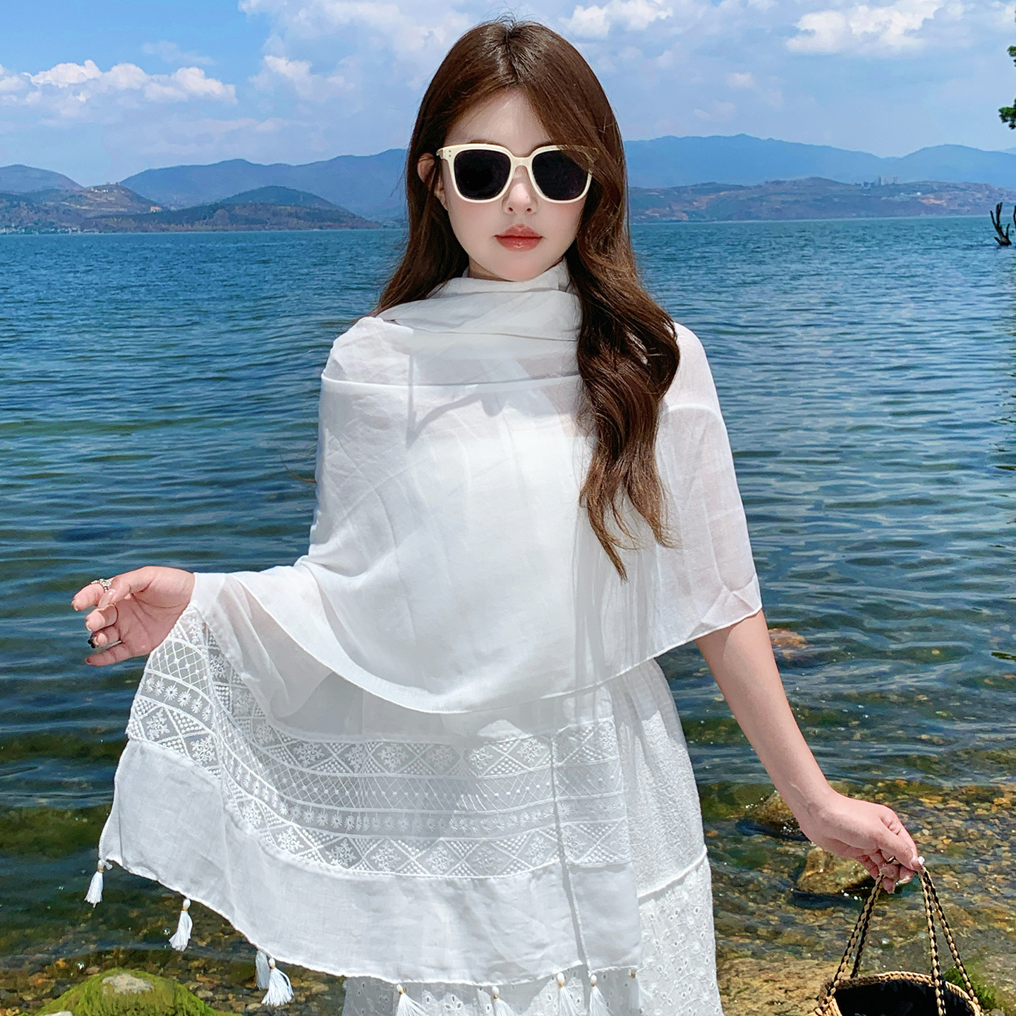 披肩女外搭2025新款白色碎花流苏丝巾搭配吊带旅游拍照必备围巾薄白底实物图