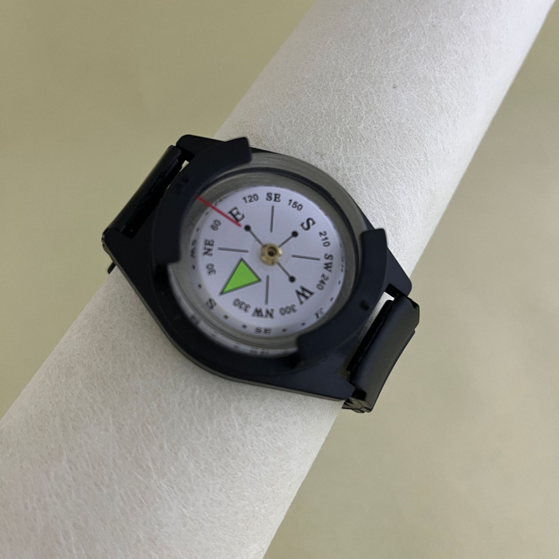 A watch-style diving compass with a strong magnetic wristband and adjustable multi-functional compass for outdoor diving details Picture