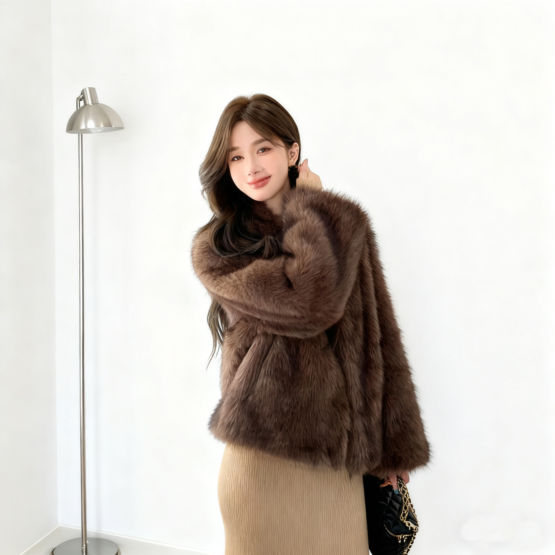 The new thickened faux fox fur fur coat for the winter of 2025 exudes a youthful and elegant, light luxury and eco-friendly look. The fur coat exudes a sense of sophistication Item Picture
