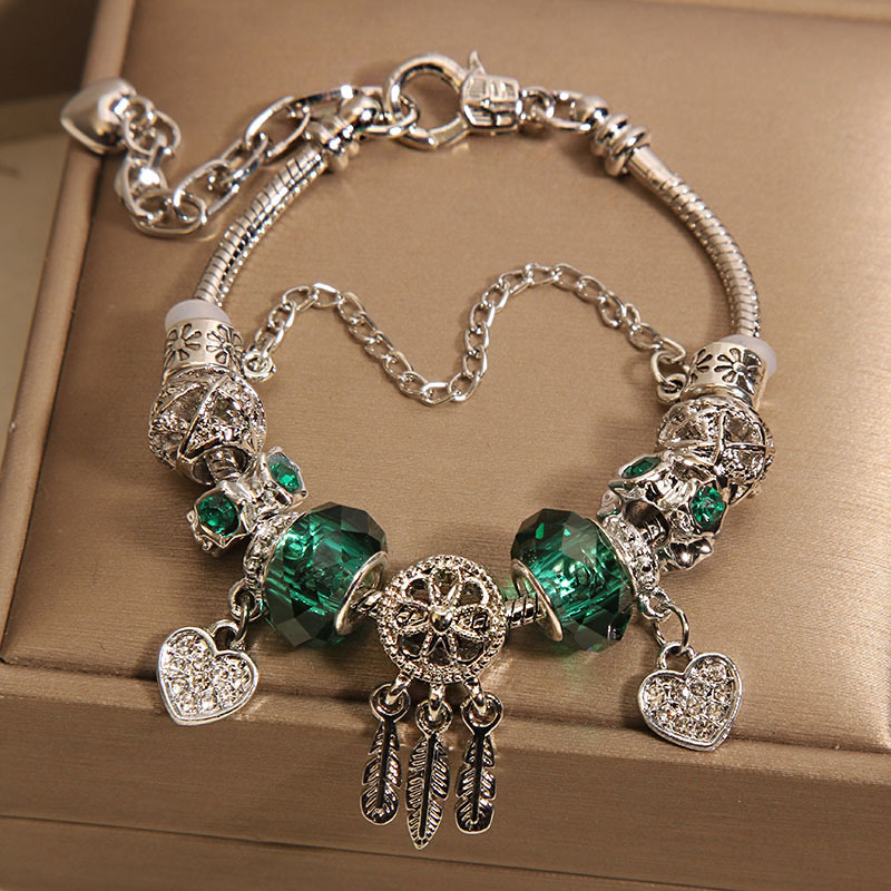 Korean version dreamcatcher heart-shaped pendant, light luxury, niche and exquisite bracelet, women's court retro green beaded bracelet for best friend Application Scenario