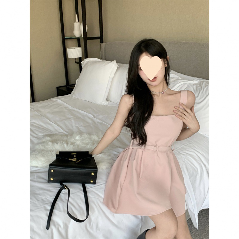 This is a new French solid color autumn dress with a cinched waist and slimming effect, featuring a noble lady style and a square-neck vest short skirt details Picture