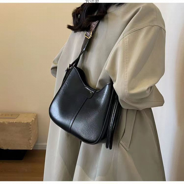 包包女士新款潮感时尚斜挎包复古今年流行宽带单肩水桶包一件批发详情11