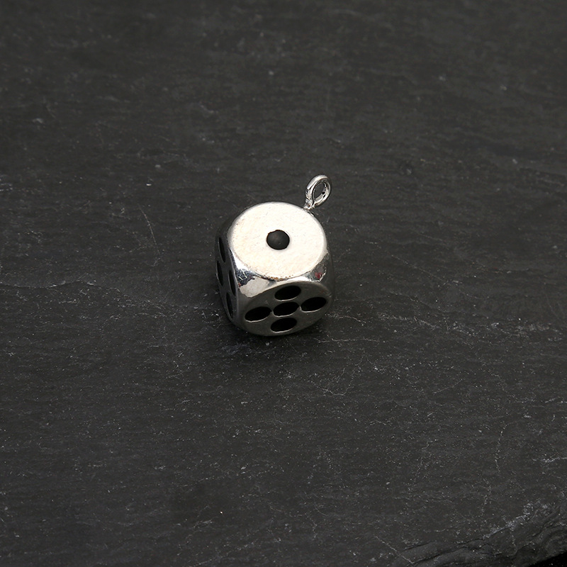 Cross-border simple dice pendant, DIY keychain pendant, stud pendant, zinc alloy colored bracelet, necklace material Application Scenario
