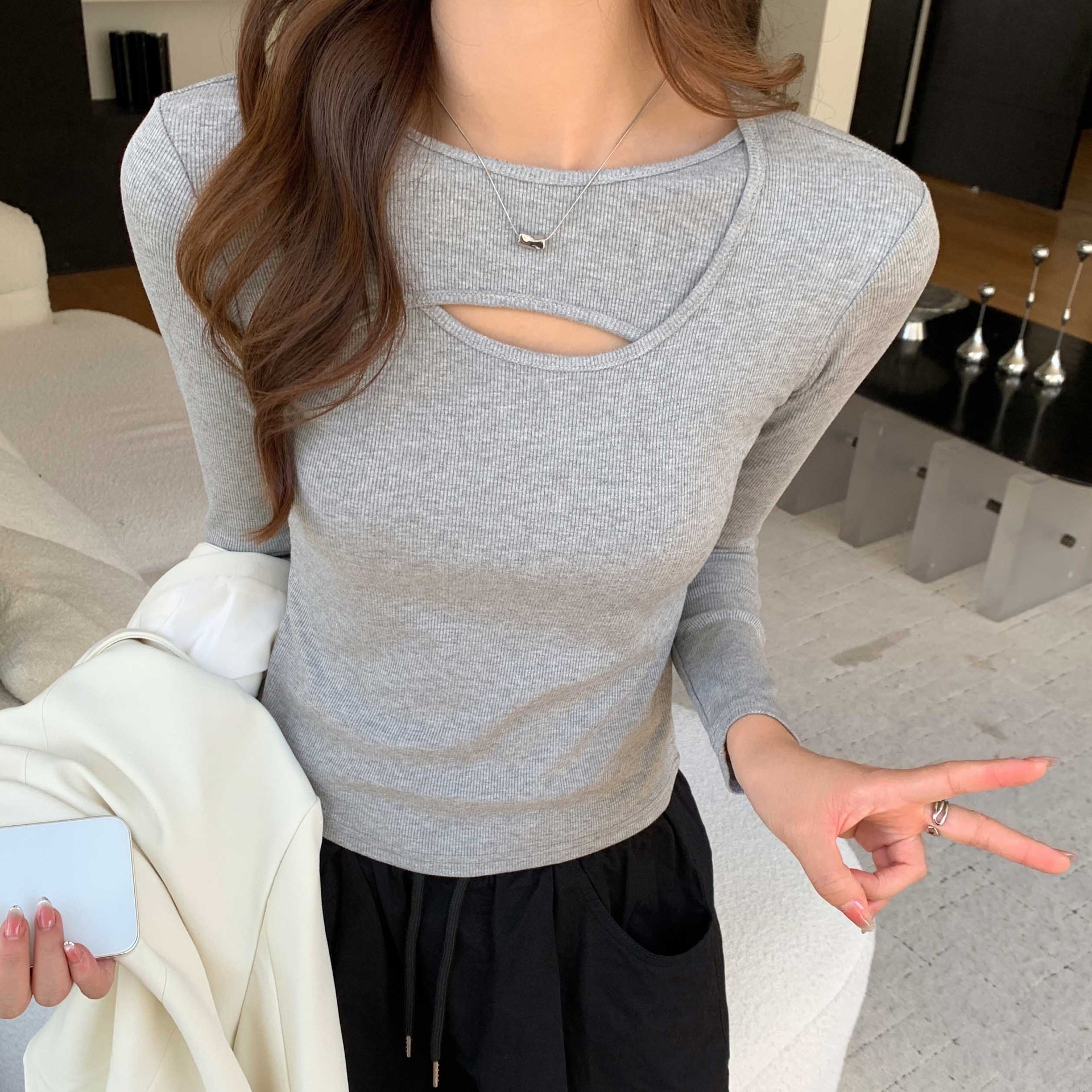 2101正肩修身长袖t恤女内搭秋冬设计感镂空交叉领条纹打底衫上衣