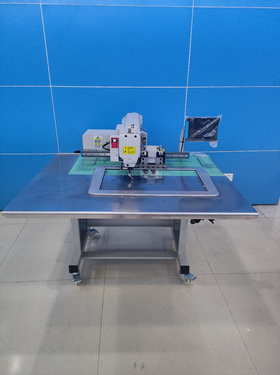 Cha Feng 5030 computer pattern sewing machine is a sewing equipment for sewing patterns in bag factories, notebooks, photo albums and factories