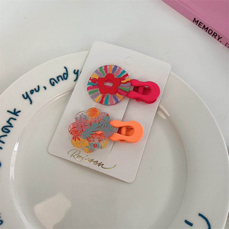 2023 New Korean Ins Girl Children Color Shell Acrylic Geometric Hand-Painted Graffiti Flower Hairpin Pair Application Scenario