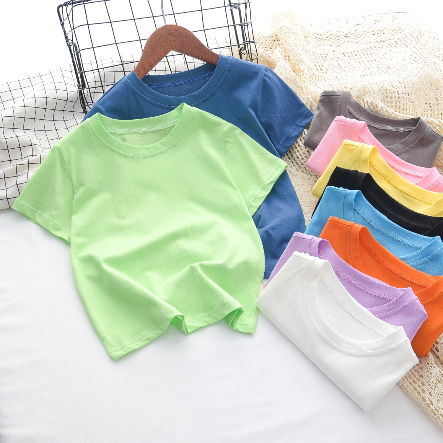 For boys, girls and children, there are white T-shirts and half-sleeved tops. For boys, there are solid-colored short-sleeved uniform class clothes. For children, there is pure cotton and pure white full figure