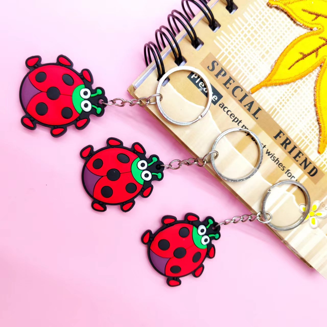 Fábrica de suministro directo en stock PVC doble cara ladybug lindo llavero colgante pequeña bolsa de regalo coche colgante decoración