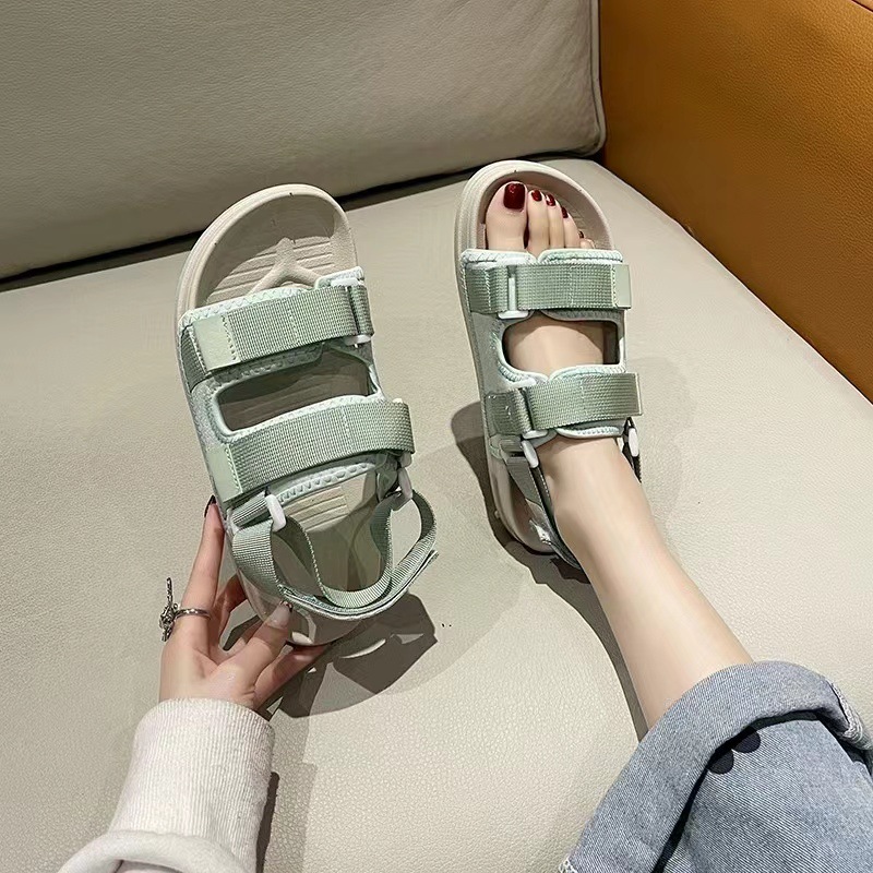 女式凉鞋实物图