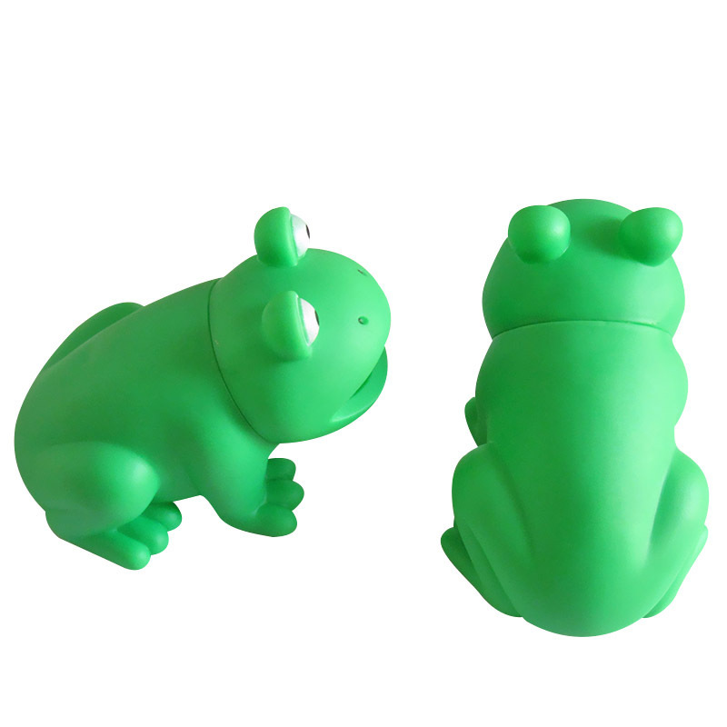 The dog toy frog pet makes a sound, hums, the frog plays tricks and vents, and screams. The rubber frog Application Scenario