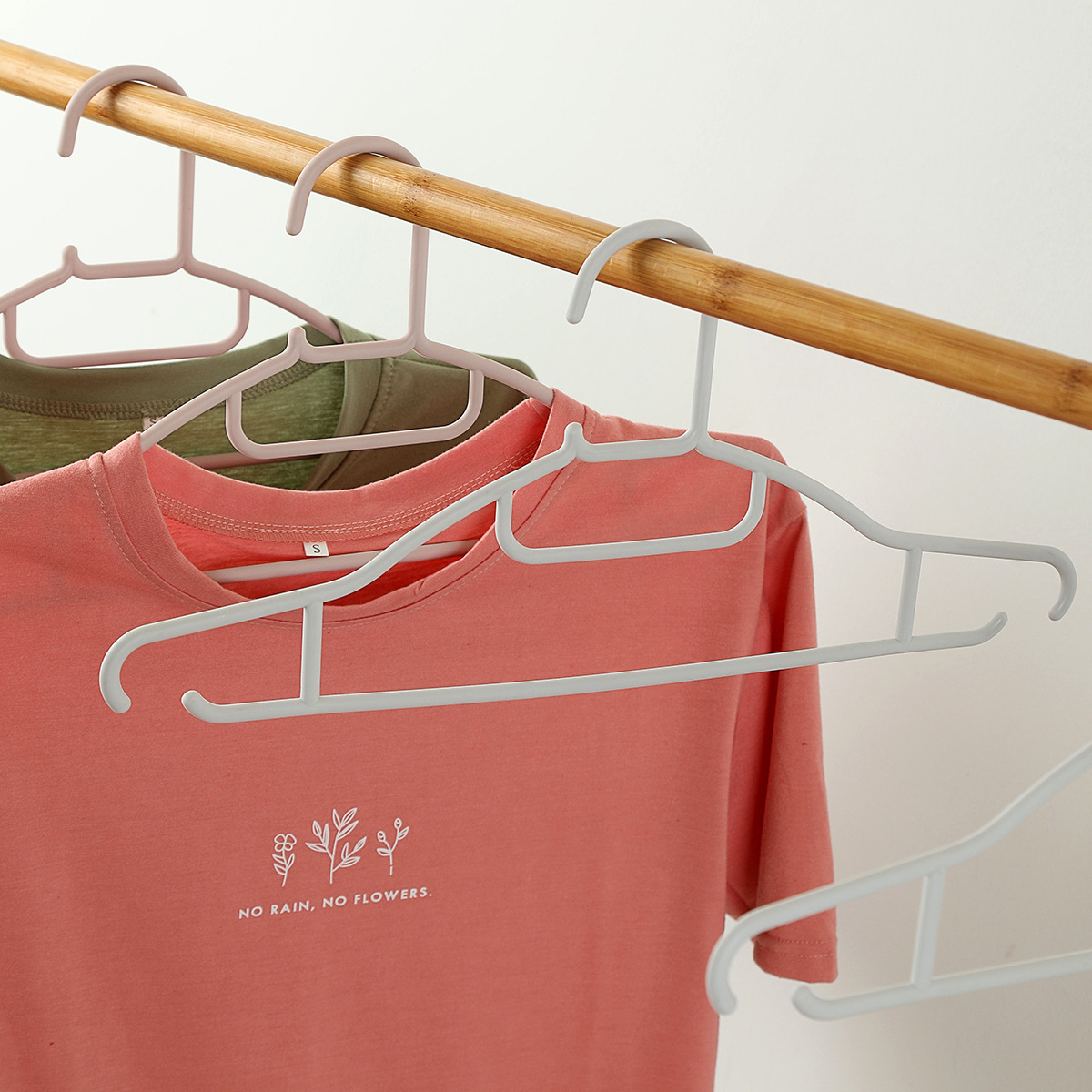Plastic women's clothes rack non-slip wide shoulder no trace drying clothes rack support simple multi-purpose clothes rack household dormitory details Picture