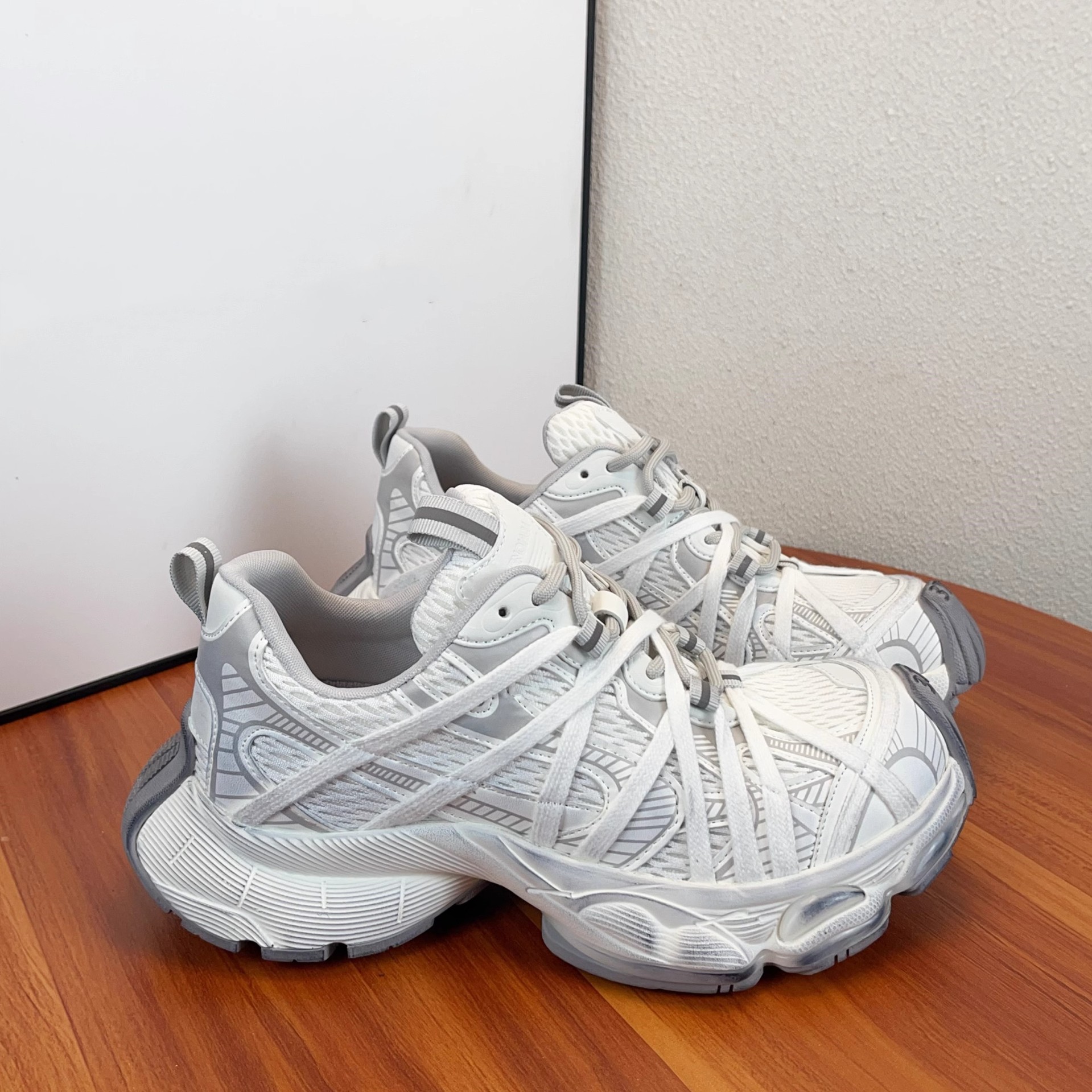 Parisian fashion thick-soled color-blocked dad shoes for women, 2025 new Spider-Man lace-up breathable casual sneakers details Picture