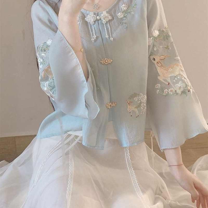 The new Chinese-style and traditional Chinese style set for women exudes a sense of high-end sophistication. It is a new summer exquisite embroidered top and skirt two-piece set
