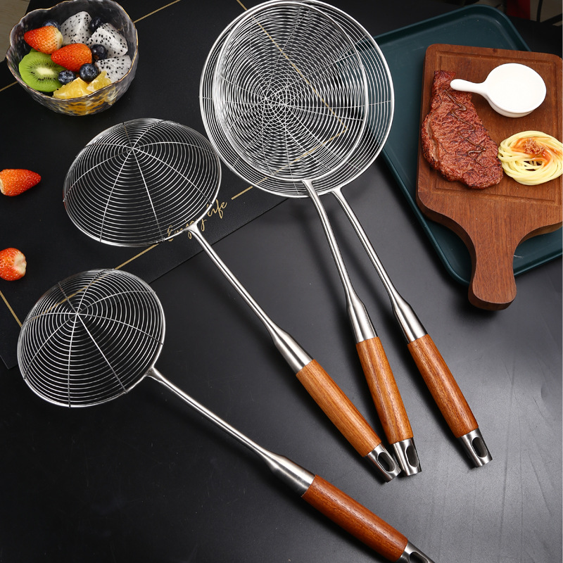 304 stainless steel wire, kitchen noodles, fried spicy hot pot mesh, hot pot strainer, thickened rosewood handle strainer Application Scenario