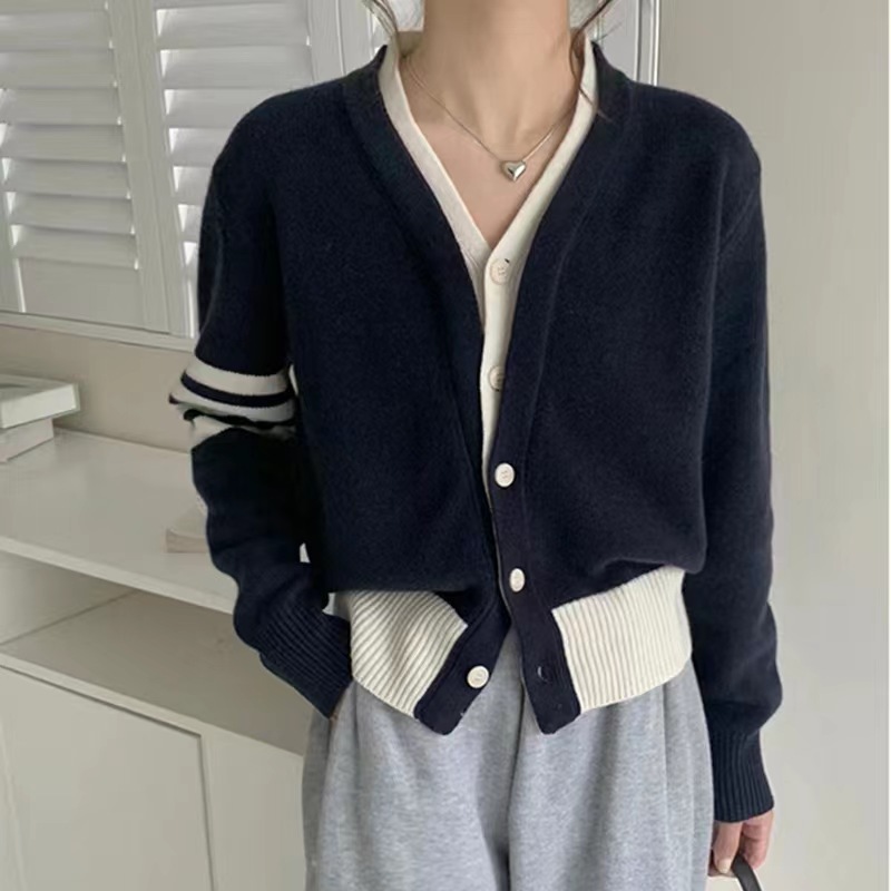 Jin Kai's two new autumn and winter fashion women's outerwear: a knitted top, a cardigan, a striped sweater, and a coat for women