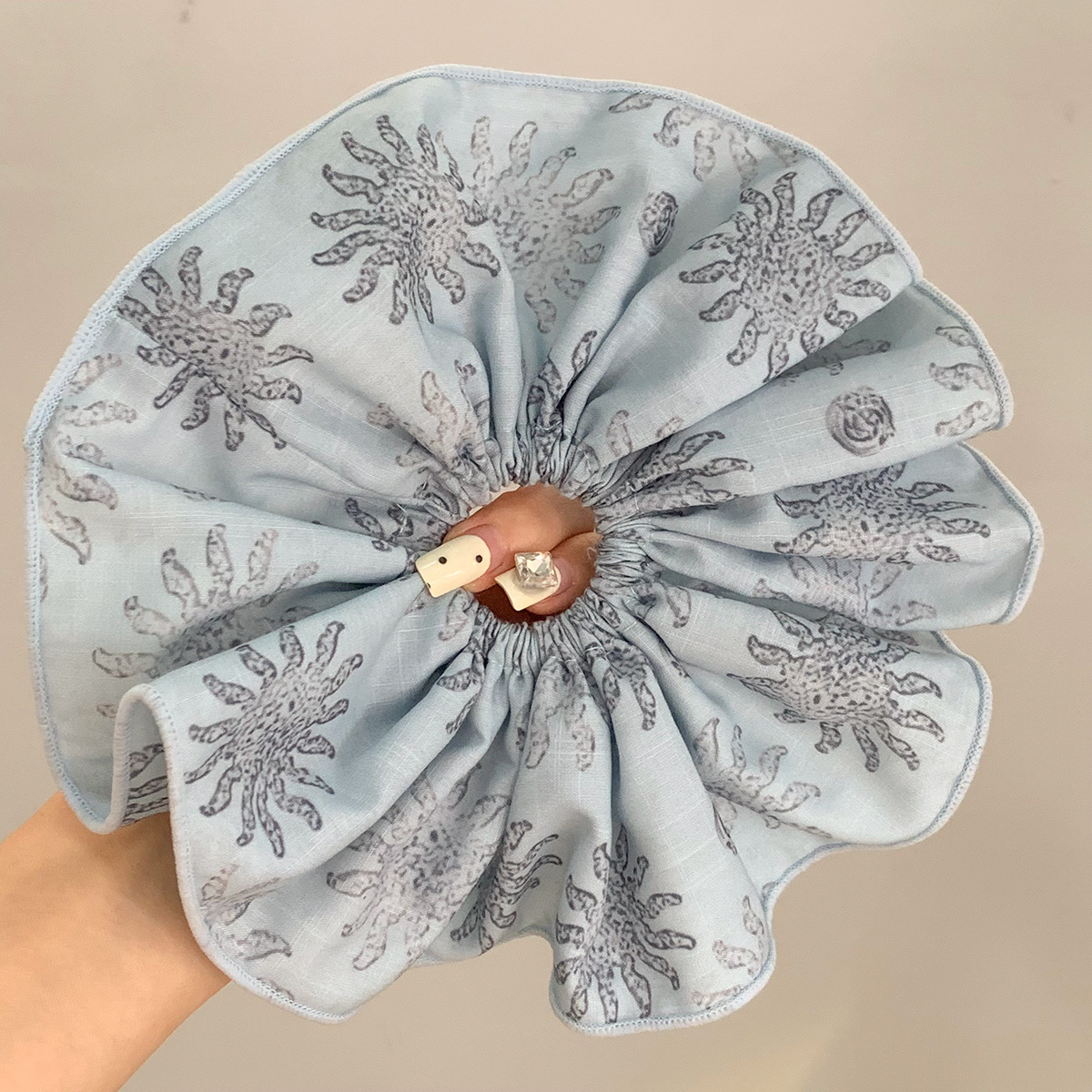 Artistic and retro lace, high-end large hair band, high-end ponytail hair tie, hair flower, double-layer ruffled edge hair accessory details Picture