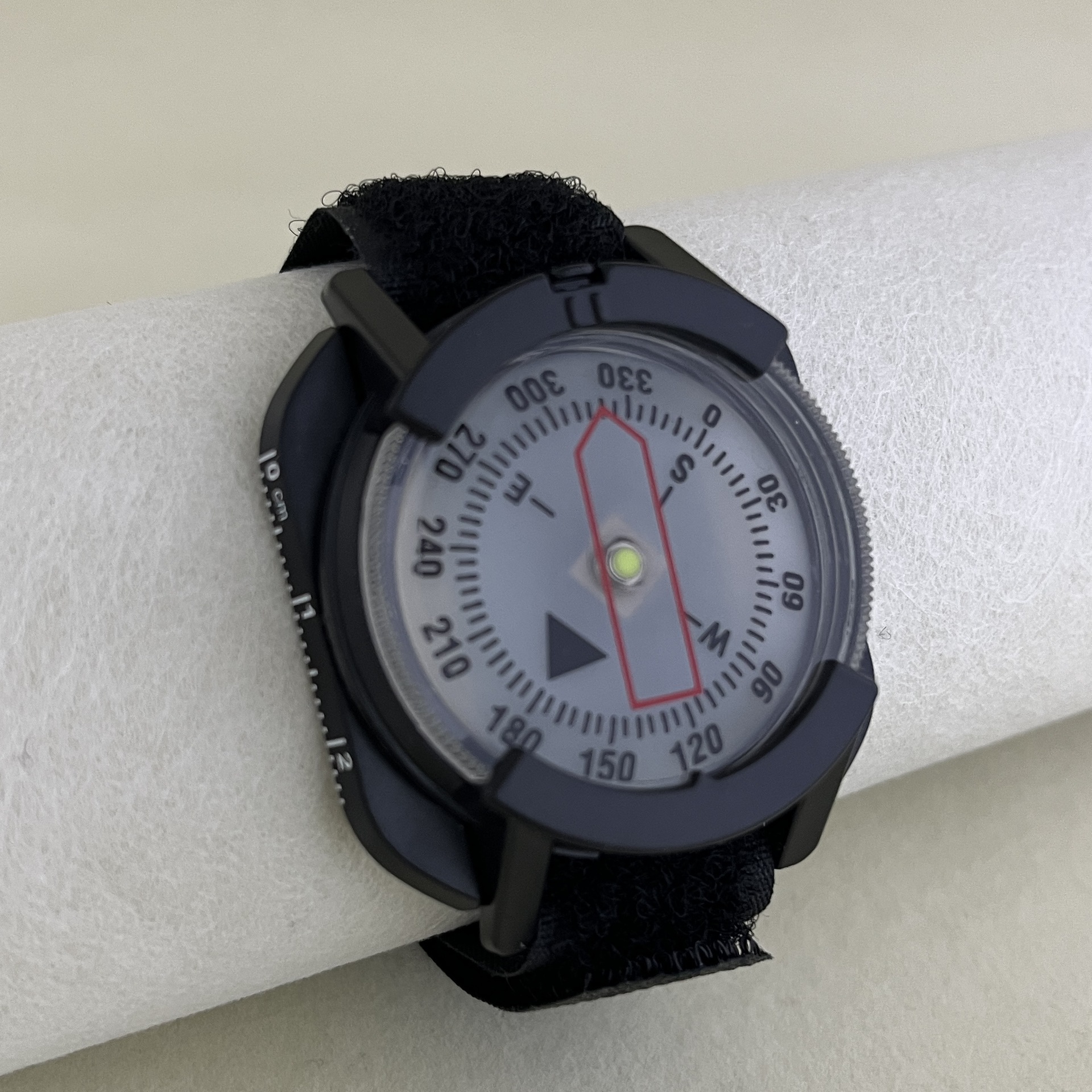 New small-sized diving compass waterproof high-precision wristwatch with stable compass direction and luminous function Application Scenario