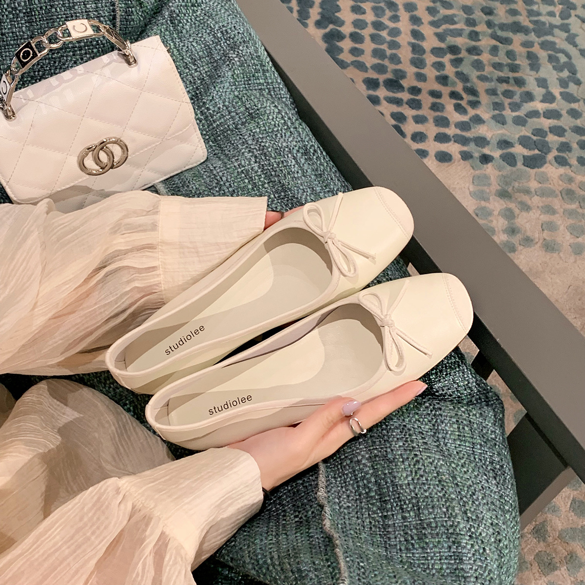 Silk and lambskin French square-toed bow flat shoes, one foot shows small feet, shallow opening ballet shoes, single shoes for women Specification image