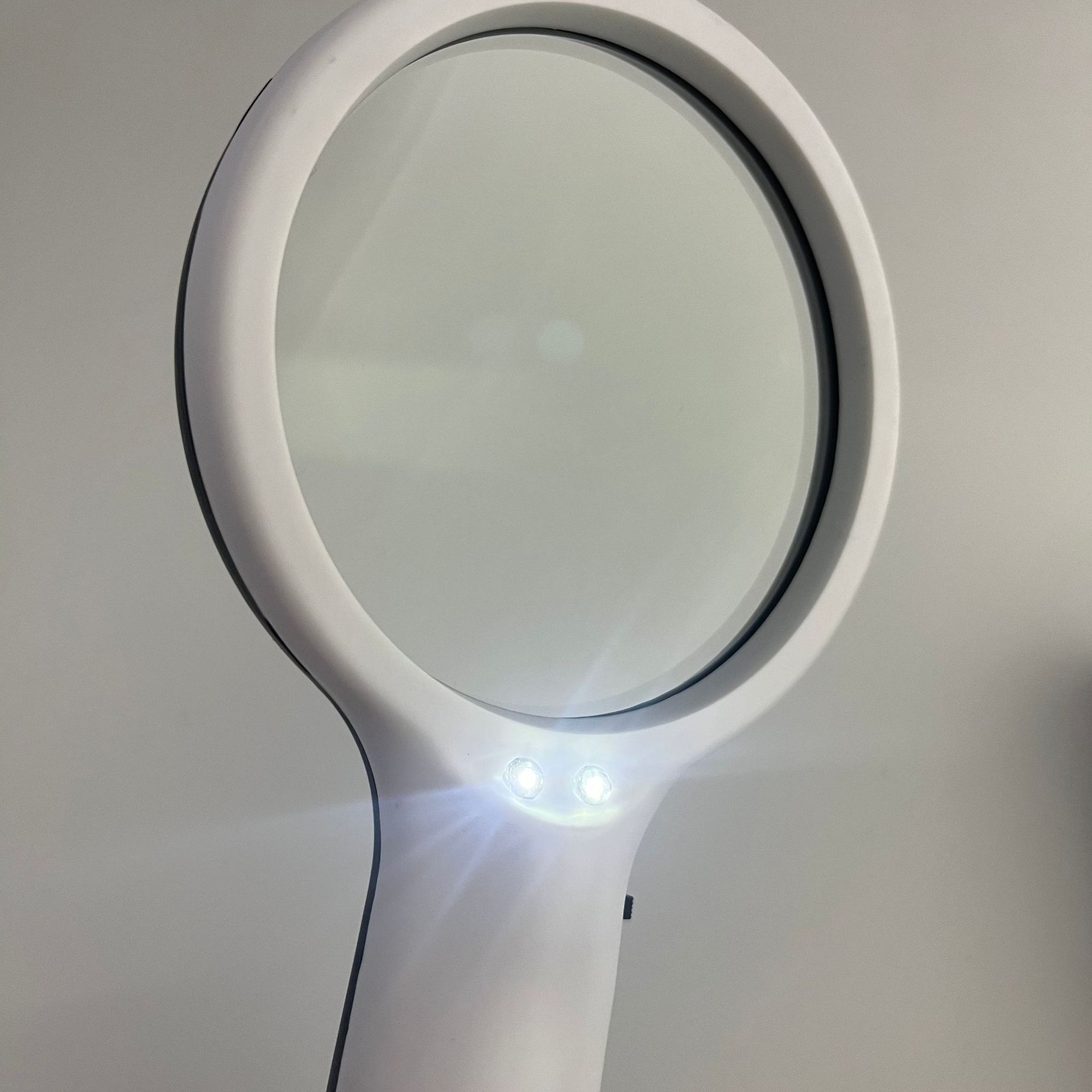New large-sized 90mm handheld high-definition high-magnification magnifying glass with 2 LED lights, gift magnifying glass with lights Application Scenario