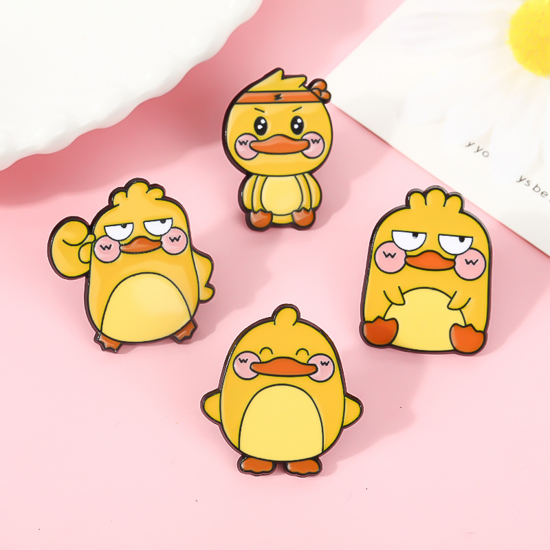 Cute cute yellow duck brooch collar pin cartoon clothing accessories wholesale bodybuilding selling cute yellow duck commemorative medallion Specification drawing