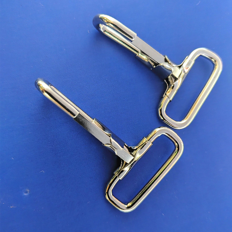 Wholesale metal luggage accessories from the manufacturer, including wire hooks, buckles, shoulder straps, clothing hooks, steel spring pieces, and iron dog buckles