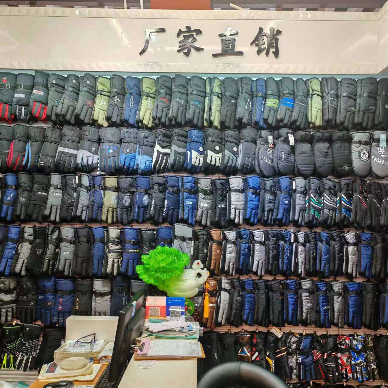 Cross-border adult gloves, thickened and fleece warm gloves, windproof and rainproof cycling gloves, accessories, wholesale from street stalls