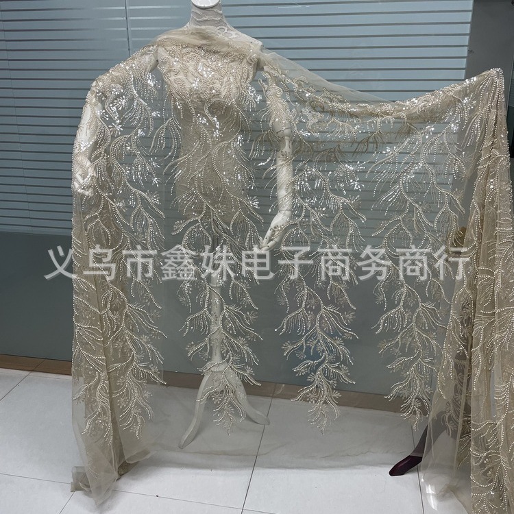 وتوزَّع في شكل أزياء زفاف من قماش مزخرف يدوي Item Picture