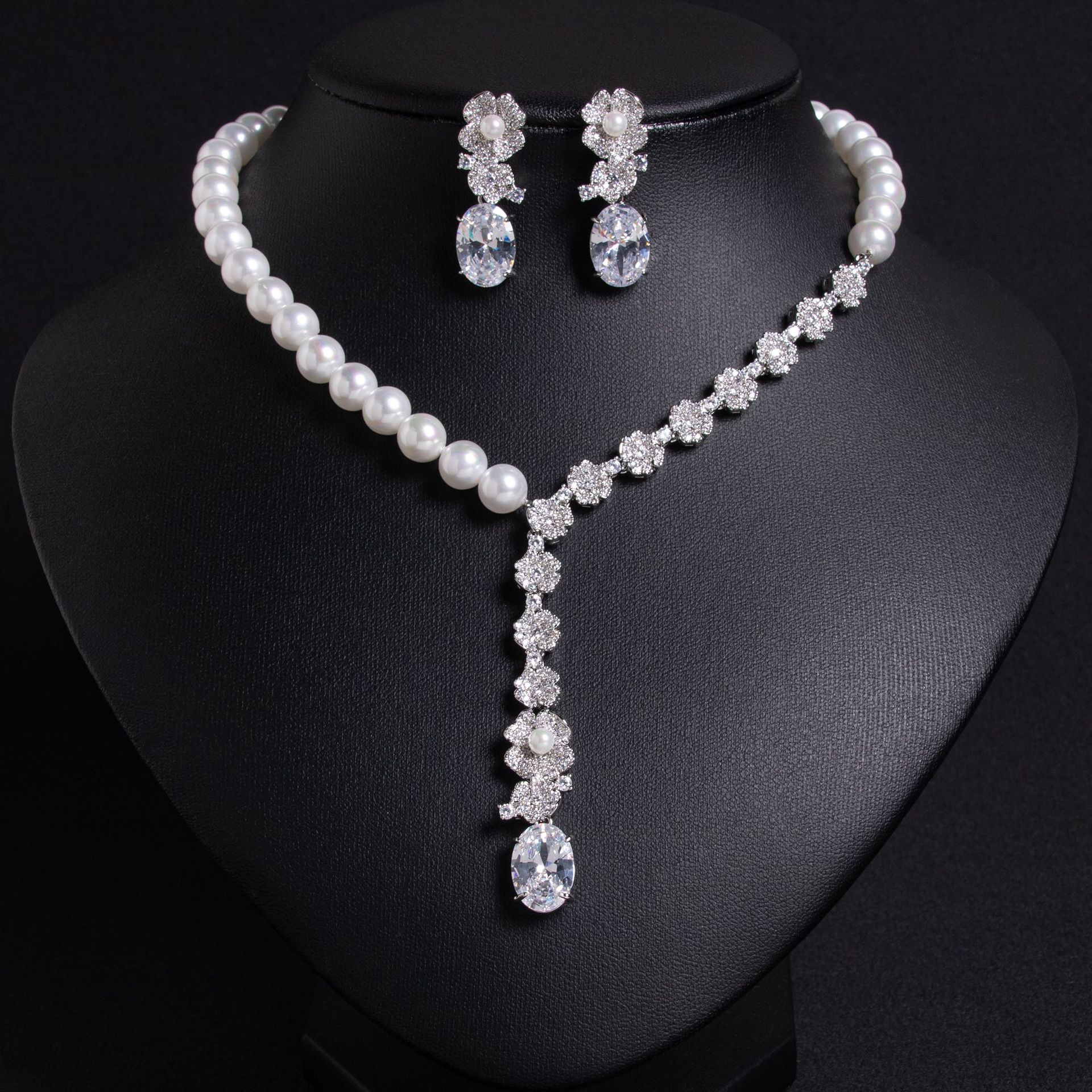 Liangya Liren Flower Pearl Necklace, artistic and retro petal Baroque pearl necklace, high-end dress accessory Application Scenario