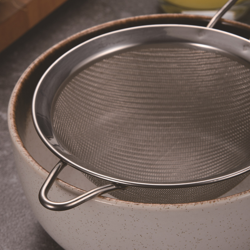Stainless Steel Mesh Slotted Spoon Household Soy Milk Juice Strainer Deep-Fried Sieve Sieve Deep-Fried Hot Pot Noodles Scoop Application Scenario