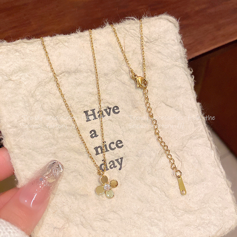 Four-leaf zircon flower titanium steel necklace with a cold and elegant female style, light luxury and niche design, collarbone chain, retro autumn and winter accessory Specification image
