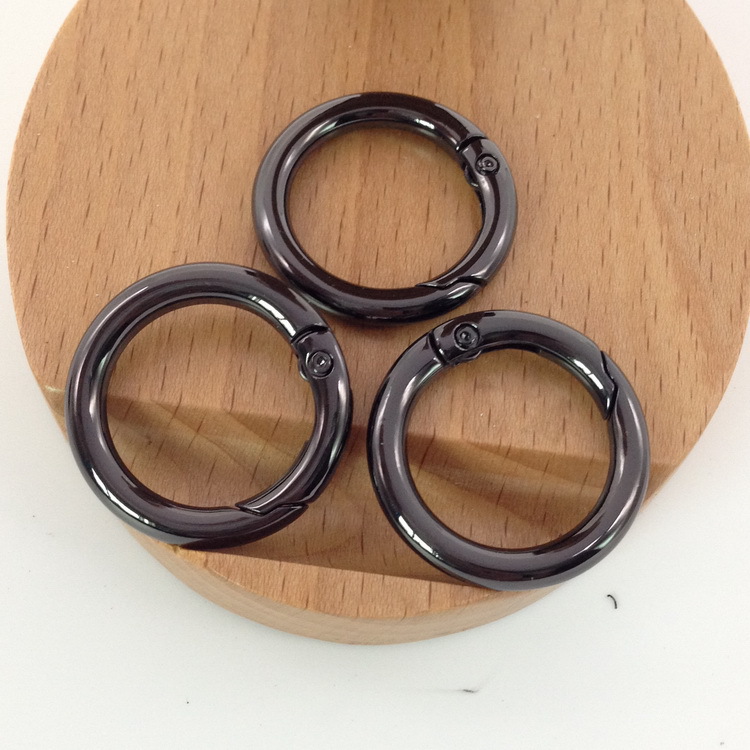 Manufacturers Supply A Large Number Of Zinc Alloy Spring Ring Spring Key Chain Clothing Bags Ring Accessories Hook Buckle Application Scenario