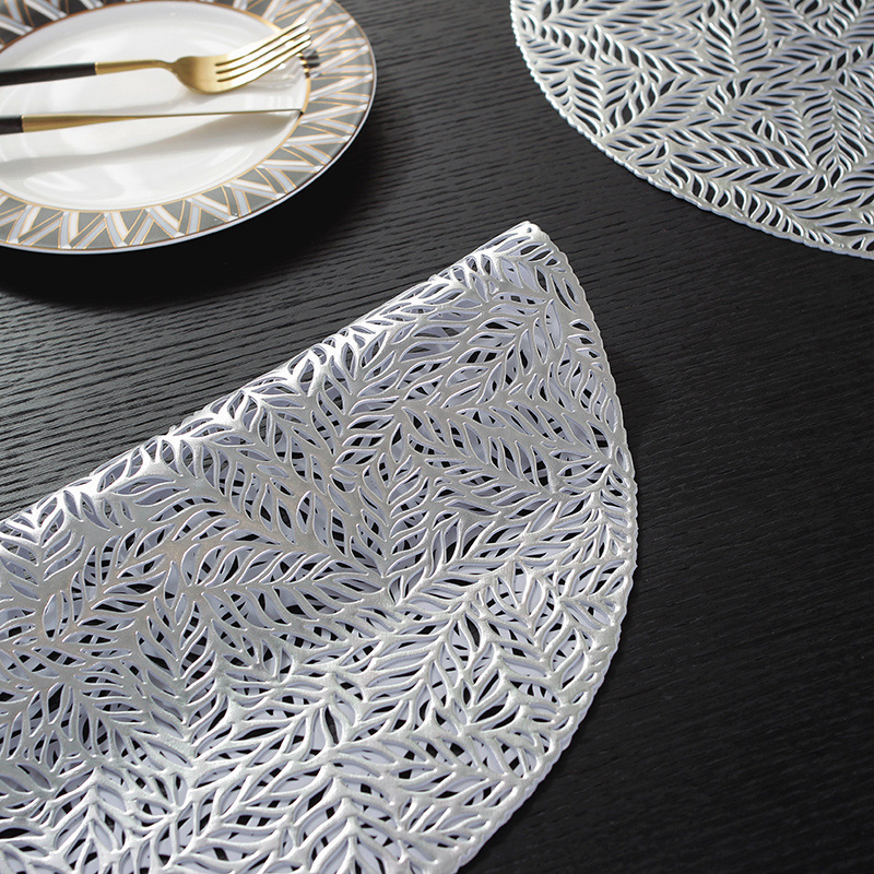Womei modern, fashionable, creative, simple and elegant, light luxury PVC gilded tablecloth, round hollowed-out creative wheat table mat, European-style waterproof, oil-proof and heat-insulating pad Application Scenario