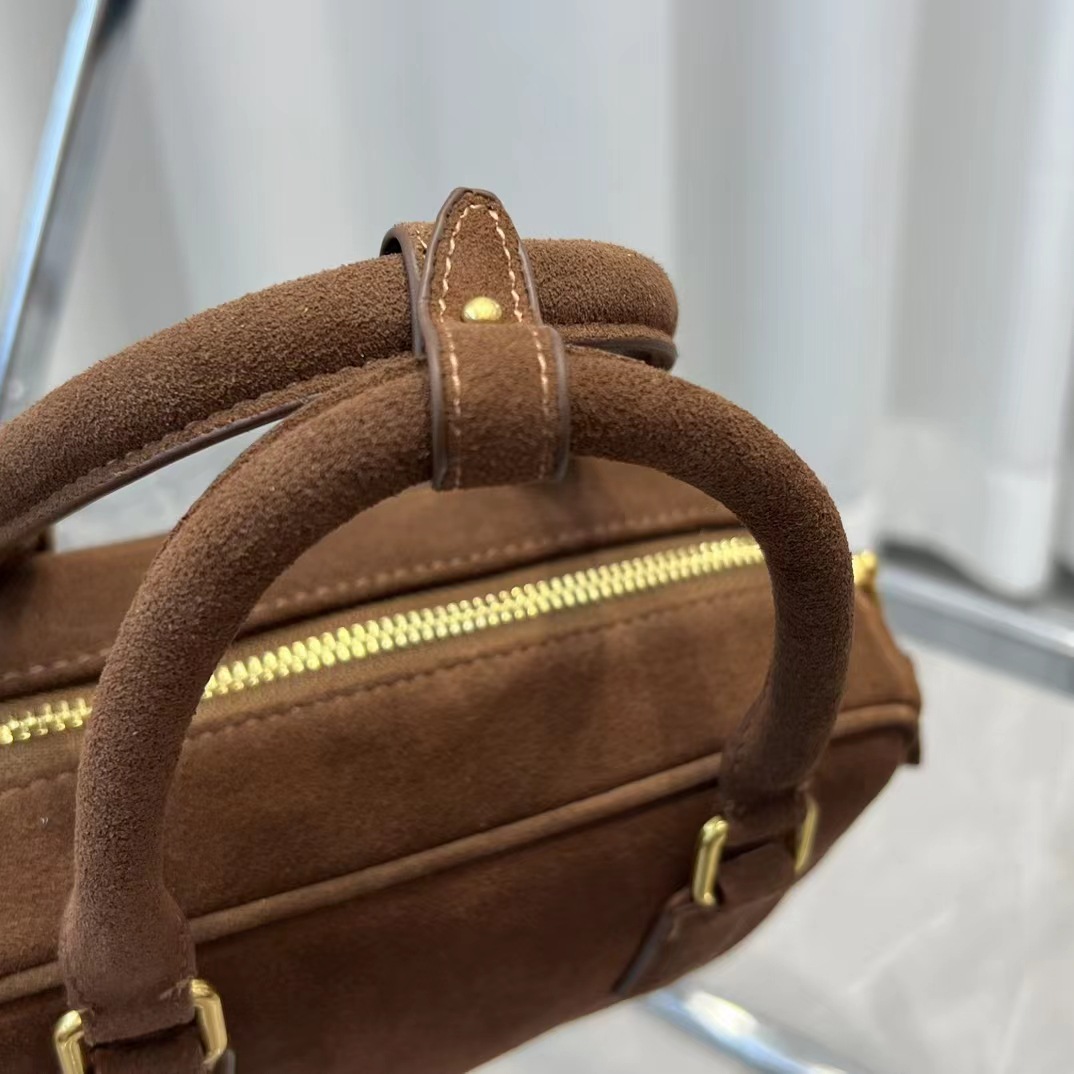 2024 Autumn And Winter New Frosted Cowhide Boston Bowling Bag Leather Women's Single Shoulder Crossbody Bag Wholesale Application Scenario