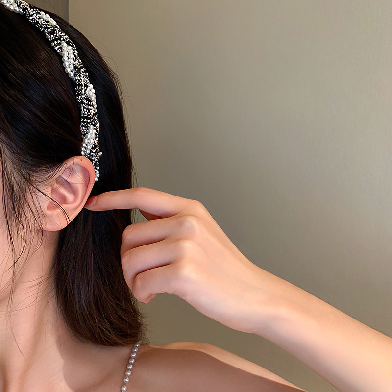 Korean Autumn Pearl Winding Headband Texture Retro Niche 100 Bypass Headband High-Grade Temperament Fashion Hair Accessories Hairpin Application Scenario