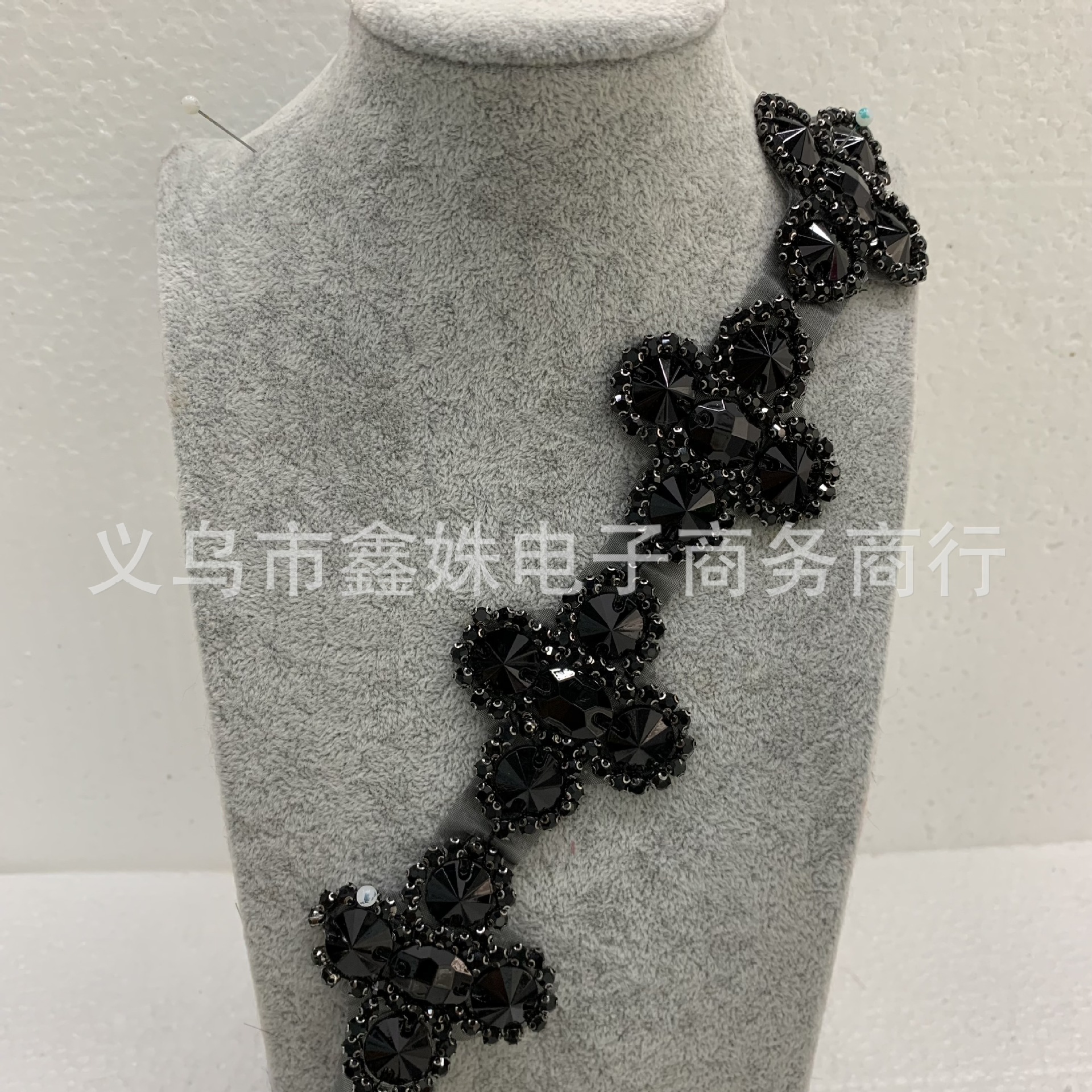 Step into the best-selling multi-color and four-color grass fashion accessories, high-quality, heavy-duty self-adhesive and diamond-encrusted DIY wedding dresses and evening gowns Specification image
