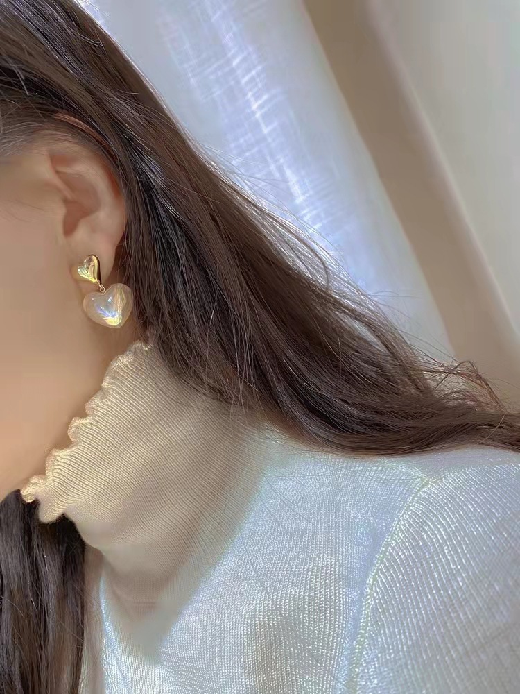 Mermaid pearl love earrings earrings drop 2023 new fashion niche design sense of high-grade cold wind earrings Specification drawing