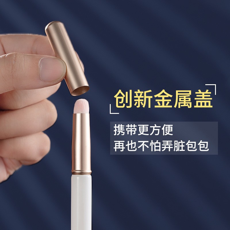 Round Head Lipstick Brush With Lid Lipstick Smudge Makeup Artist's Premium Portable Lipstick Refresher Hand Makeup Brush Lip Brush Application Scenario