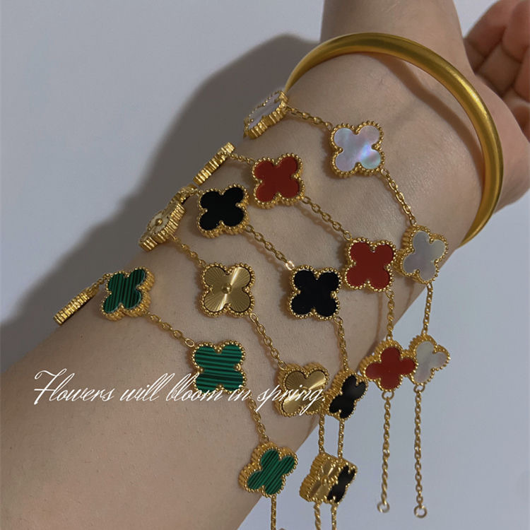 The high-end V gold four-leaf clover bracelet from Vanjia for women, made of titanium steel, features a light luxury electroplated 18k gold design. It is a niche item that is popular on social media and does not fade