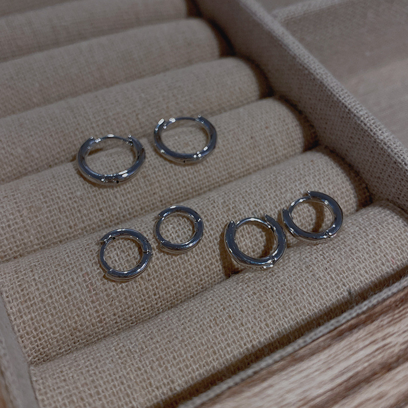 Sweet and cool plain ring earrings, women's Instagram simple and elegant cold style ear buckles, 2022 new niche design sense earrings details Picture