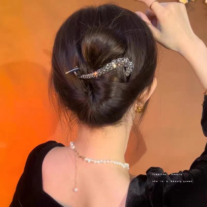 New exquisite water diamond twist one-shoulder clip with Chinese style and trend, Korean version of the back of the head, updo hair clip, hair clip, women's accessory, wholesale hair accessory for women Application Scenario