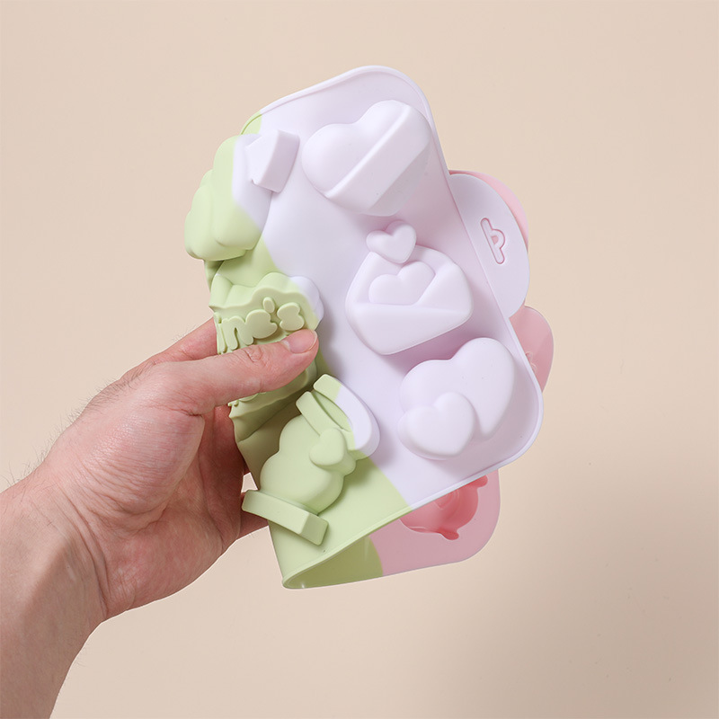The new Heart series multi-link food-grade chocolate mousse silicone mold is an easy-to-demold baking cake mold Application Scenario